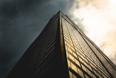 灰色天空黑色建筑低角度摄影
